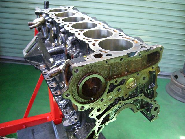 PSIで作業する国産スポーツカー