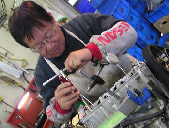 PSIファクトリーでの車両作業
